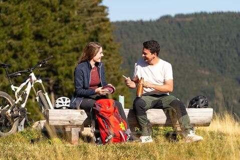 Zwei Radfahrer bei der Rast in Bernau im Schwarzwald