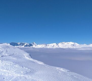 Seltener Hochnebel im Talboden der Surselva beim Gipfelhang der Cauma
