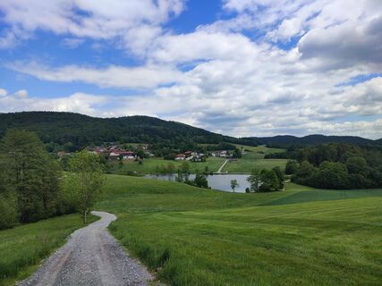 Rückblick auf Stausee und Ortschaft Ebenreuth