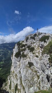 Fotografija s spletne strani H M 12 na poti