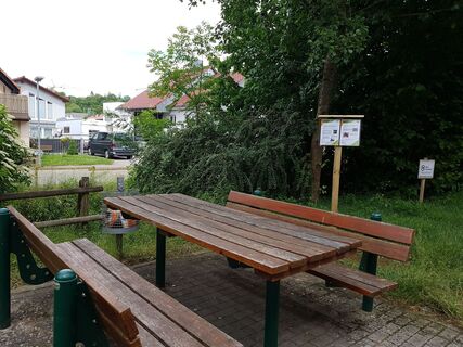 Rastplatz mit Infotafel