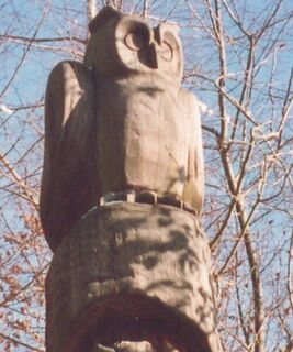Holzskulptur auf der Wanderstrecke