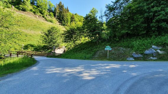 0.9 km Links über den Hochwartgraben