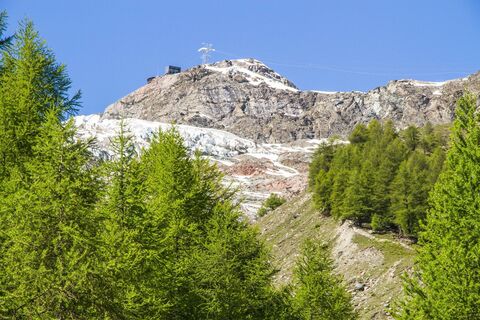 Blick vom Weg hoch zur Längfluh