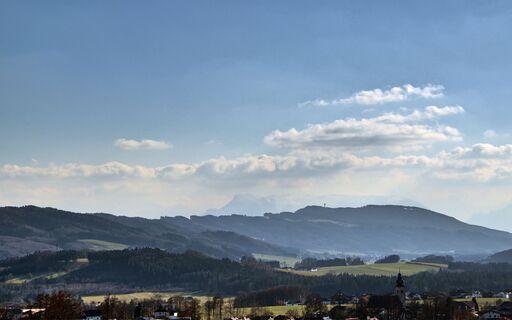 Haunsberg mit Radom, dahinter der Untersberg