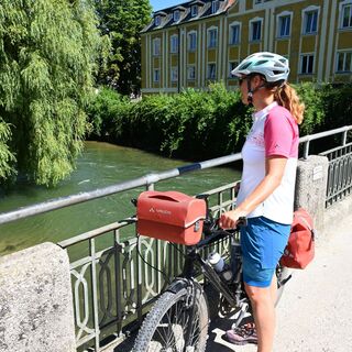 Radlerin auf der Amperbrücke in Fürstenfeldbruck