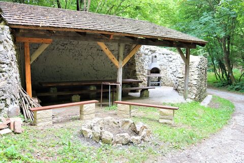 Kalkbrennofen mit Sitzgelegenheit