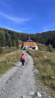 Fotografija s spletne strani Dominique Vlach na poti