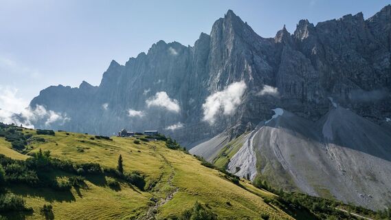 Die Falkenhütte vor den Laliderer Wänden.