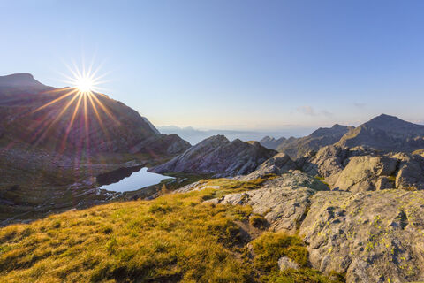 Suedtirol, oberhalb Algund, Spronser Seen Wandergebiet, Texelgruppe, Weg Oberkaserhütte-Spronser Joch, Blick auf den Schiefersee bei Sonnenaufgang,