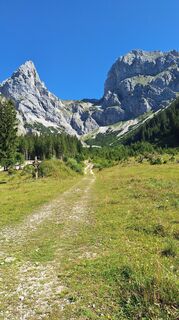 Fotografija s spletne strani Aga M na poti