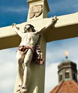 Kreuz vor der Soldatenkapelle
