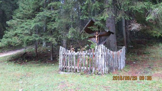 Kreuz und Brunnen nahe Freinsattel