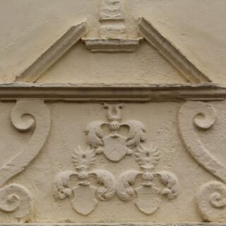 Wappen der Freiherren von Pöllnitz über dem Westportal