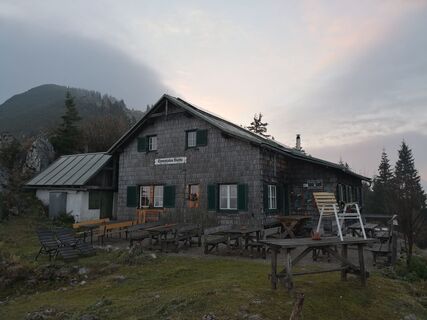 die Ennstaler Hütte früh am Morgen