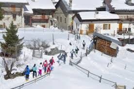 Ankunft im Weiler Souchères Basses mit Schneeschuhen