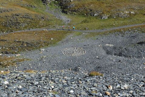 Le spirali di sasso bianco, alle qualai bisogna girare a destra