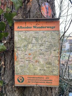 Die 12 'Allander Wanderwege' sind mit orangefarbenen runden Minischildchen markiert