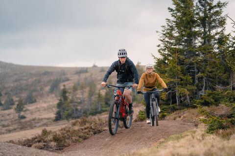 Radfahrer auf den Steirische Wexl Trails in der Oststeiermark
