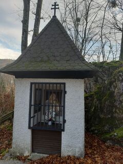 Kapelle - dahinter Blick zur Weißenburg