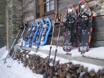 Schneeschuhe vor der Hütte_Naturpark Almenland_Oststeiermark
