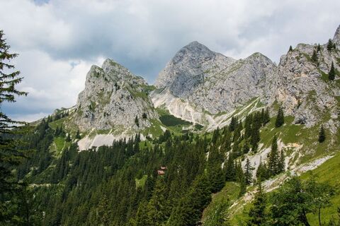 Tannheimer Hütte unter Rot Flüh und Gimpel