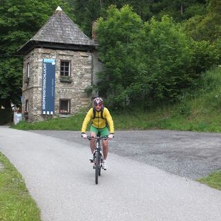 Glocknerradweg R8 in Räuflach, beim Eingang zur Groppensteinschlucht