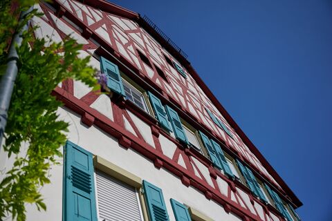 Fachwerkliebe mit Farbkontrast – Architektur in Mundelsheim