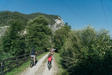 radfahren-mit-blick-auf-die-berge-2022-c-tvb-osttirol-sam-strauss-fotografie.jpg