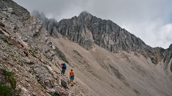 Wanderer auf der Königstour - Reither Spitze im Blick - Reither Kar.jpg