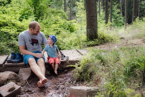 Rast auf dem Weg an einem Brunnen
