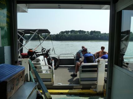 Faehre ueber die Donau