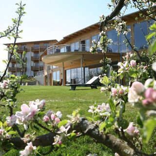 RETTER Bio-Natur-Resort, Aussenansicht mit Frühlingsblüte in der Oststeiermark
