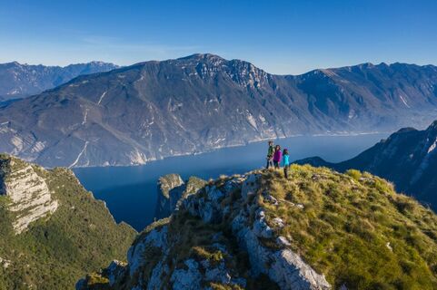 Blick auf den Gardasee vom Weg aus