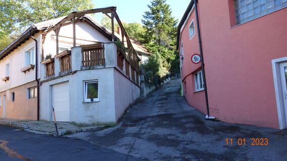 Nach der Kreuzung in der Ortsmitte rechs weg