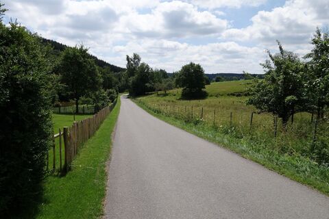 Überwiegend asphaltierter Wegeverlauf