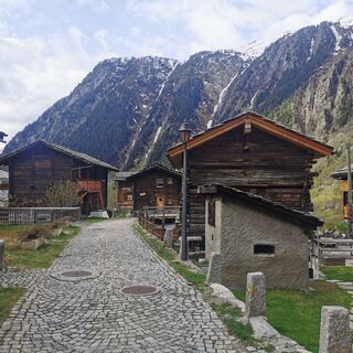 Alte Wohnhäuser und Stadel in Blatten bei Naters