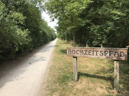 Der Hochzeitspfad zwischen Park der Gärten und Golfplatz