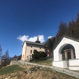 St.Antoniuskapelle mit der Lourdeskapelle im Vordergrund
