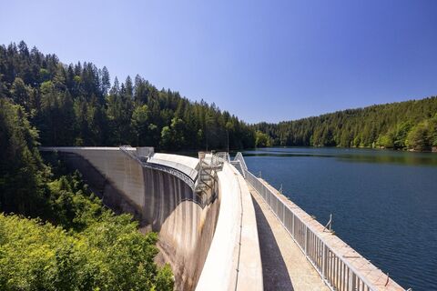 Staumauer mit Übergang