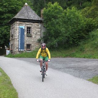 Glocknerradweg R8 in Räuflach, beim Eingang zur Groppensteinschlucht