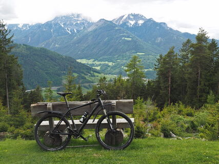 Balkon - Rastplatz mit Blich auf Serles und Nockspitze