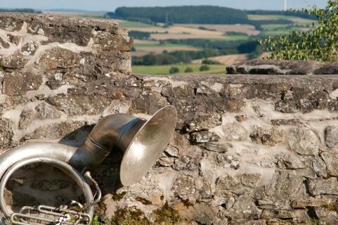 Burg mit Musikinstrumenten