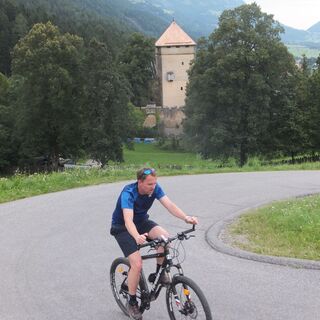 Auffahrt vorbei an der mächtigen Burg Groppenstein