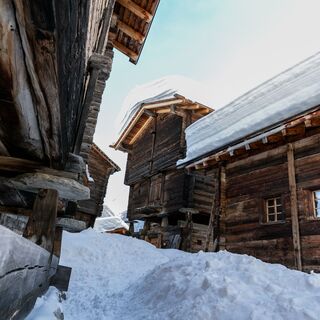 Walliser Stadel im verschneiten Bergdorf Geschinen