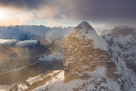 Blick auf den markanten Rotspitz, der sich im Winterkleid zeigt. 