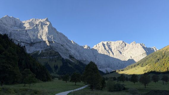 Bergtour im Karwendel (von der Eng zur Lamsenjochhütte und weiter zum Hahnkampl Gipfel)