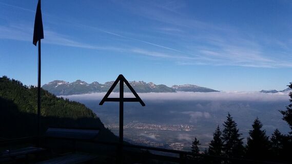 Sonnenaufgang über dem Rheintal vor der Terrasse der Gafadurahütte.
