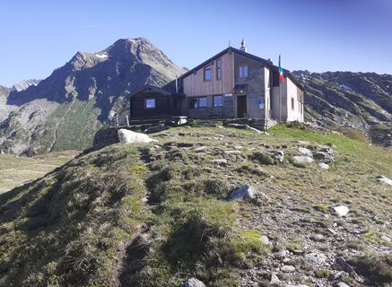 Bertacchi-Hütte am Emet-See