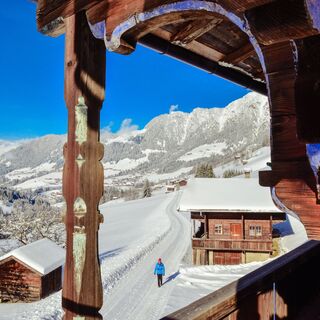 Winterwanderer am Mittleren Höhenweg in Alpbach